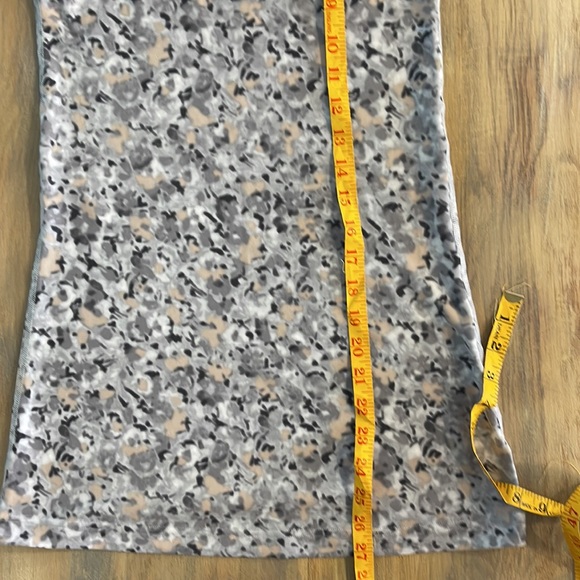 Lululemon - Picture 4 of 5